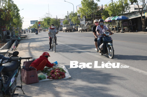 Cận Tết, người dân tràn ra đường mua bán