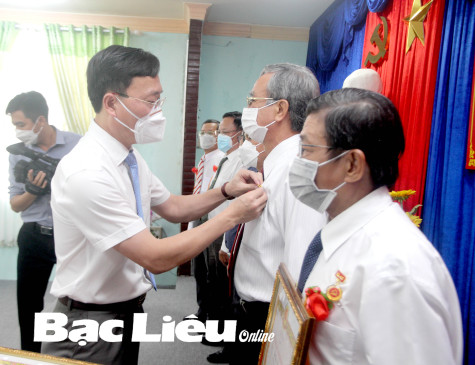 TP. Bạc Liêu: Trao Huy hiệu Đảng cho 22 đảng viên