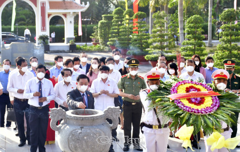 Chủ tịch Quốc hội Vương Đình Huệ: Biểu dương các lực lượng tuyến đầu chống dịch