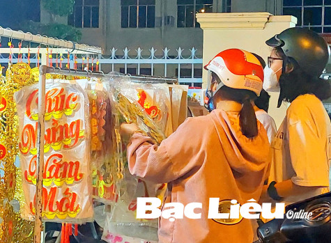 Bạn trẻ đón xuân trong an toàn