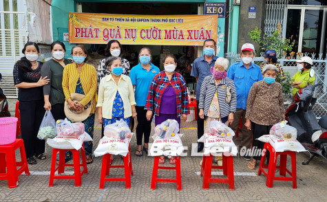 Ban từ thiện Phật giáo TP. Bạc Liêu tặng 1.200 phần quà Tết cho người nghèo