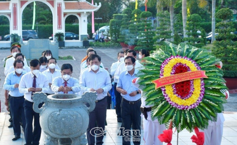 Dâng hương, dâng hoa tưởng niệm Chủ tịch Hồ Chí Minh và các Anh hùng liệt sĩ