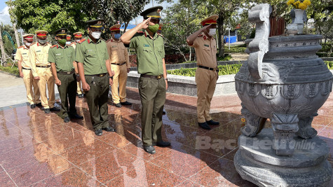 Dâng hương tưởng niệm nữ anh hùng liệt sĩ Lê Thị Riêng