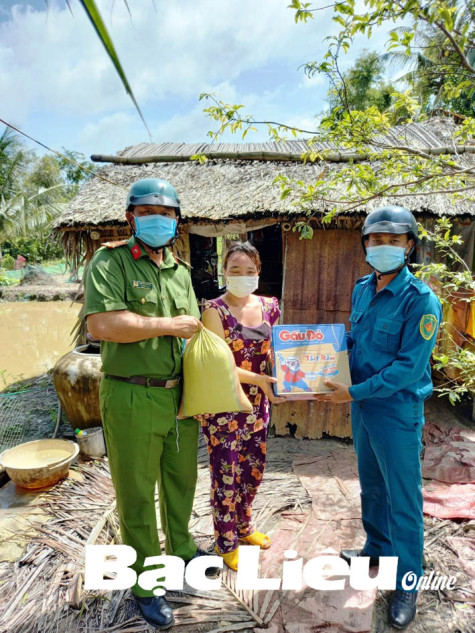 Trưởng Công an xã hết lòng vì dân nghèo
