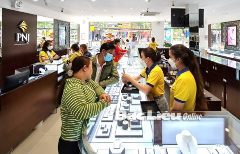 Người dân đổ xô mua vàng ngày vía Thần Tài