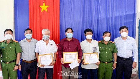 Tặng Giấy khen cho 3 người dân dũng cảm vây bắt trộm