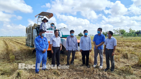 Trung tâm Khuyến nông tỉnh: Hỗ trợ đối ứng máy cuốn rơm cho HTX Toàn Thắng