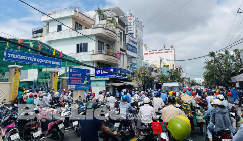 Kẹt xe và ùn tắc giao thông ngay ngày đi học đầu tiên