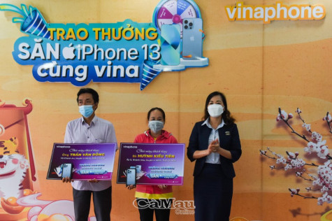 2 khách hàng may mắn trúng iPhone 13