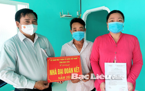 Ủy ban MTTQ Việt Nam tỉnh: Bàn giao 7 căn nhà đại đoàn kết cho hộ nghèo xã Minh Diệu