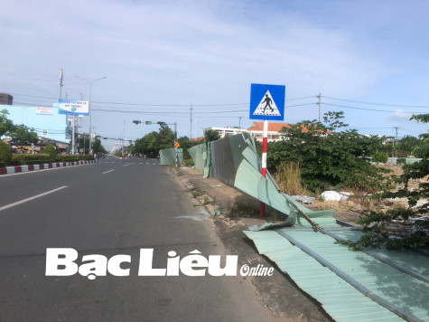 Suýt gặp tai nạn vì hàng rào tôn ngã ra đường