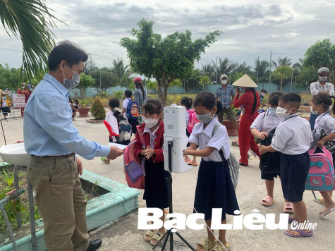 828 giáo viên, học sinh mắc COVID-19
