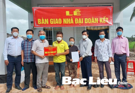 Ủy ban MTTQ Việt Nam tỉnh bàn giao 7 căn nhà Đại đoàn kết tại xã Minh Diệu