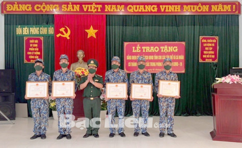 Chủ tịch UBND tỉnh tặng Bằng khen cho các đơn vị tham gia phòng, chống dịch COVID-19 trên biển