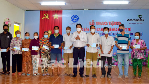 Tặng sổ BHXH và thẻ BHYT cho người dân có hoàn cảnh khó khăn