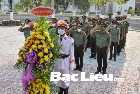 Dâng hương kỷ niệm 74 năm Ngày Bác Hồ có Sáu điều dạy Công an nhân dân
