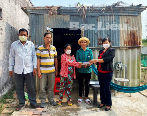 Tặng quà cho 14 nạn nhân bị mua bán trở về
