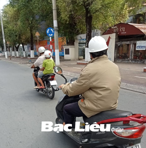 Nón bảo hộ lao động không thay thế nón bảo hiểm khi tham gia giao thông