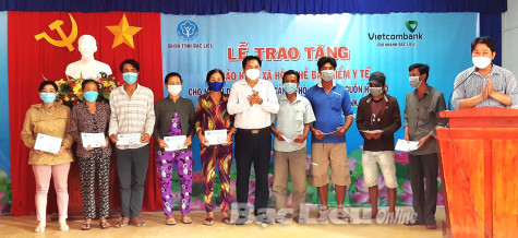 Tặng sổ BHXH và thẻ BHYT người dân có hoàn cảnh khó khăn huyện Phước Long
