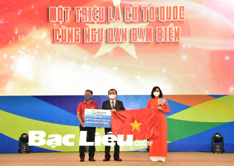 Trao tặng 20.000 lá cờ Tổ quốc cho chiến sĩ, ngư dân Bạc Liêu