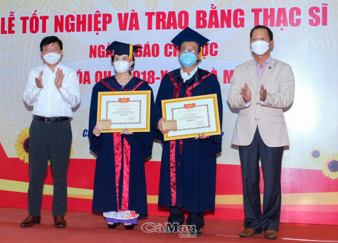 Trao bằng tốt nghiệp cho 48 tân thạc sĩ báo chí