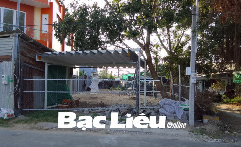 Bao ví hàng rào, che láng trại trên đất xây dựng đường giao thông