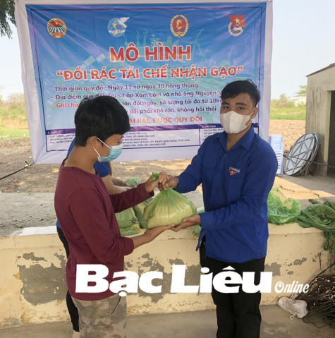 Đổi rác tái chế lấy gạo:​ Mô hình ý nghĩa và thiết thực