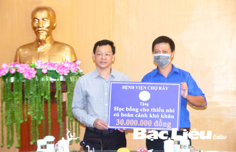 Bệnh viện Chợ Rẫy trao nhà tình thương và học bổng cho TP. Bạc Liêu