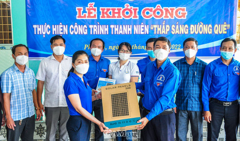 Thắp sáng đường quê tại Khu căn cứ