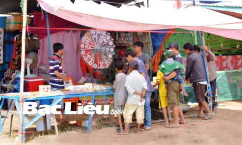 Thôn xóm lại rộn ràng...