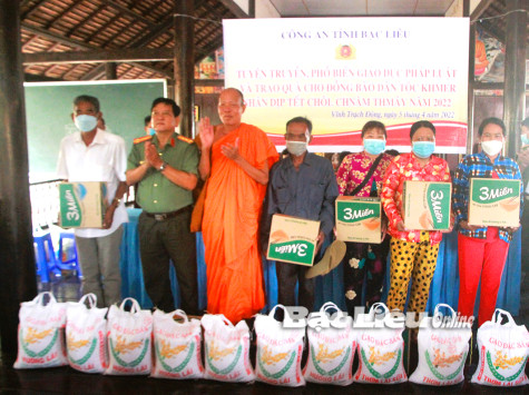 Công an tỉnh: Tuyên truyền pháp luật và trao quà cho bà con Khmer xã Vĩnh Trạch Đông