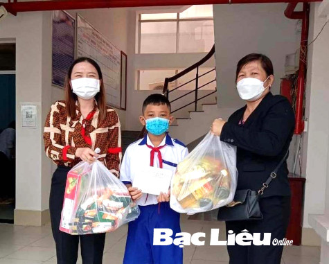 Hội LHPN huyện Vĩnh Lợi trao hỗ trợ cho 4 trẻ em mồ côi vì COVID-19
