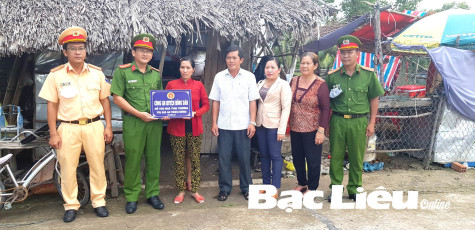 Công an huyện Hồng Dân: Trao 40 triệu đồng xây nhà tình thương cho hộ nghèo