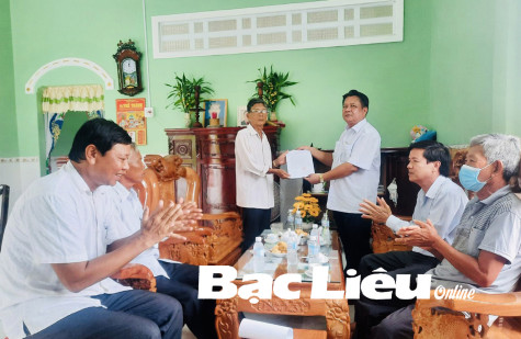 Bàn giao nhà cho người có uy tín trong đồng bào Khmer