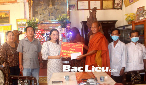 Hội đồng Dân tộc của Quốc hội tặng 50 triệu đồng cho chùa Cái Giá giữa
