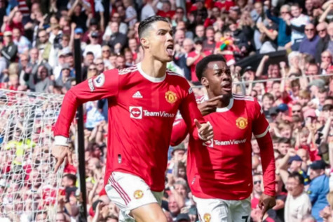 Ronaldo lập hat-trick, Man Utd thắng nhọc Norwich