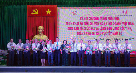 13 tỉnh, thành phố khu vực ĐBSCL ký kết phối hợp triển khai Bộ tiêu chí Văn hóa kinh doanh Việt Nam