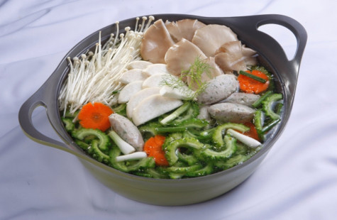 Lẩu khổ qua, cá thát lát​ thơm ngon, thanh mát