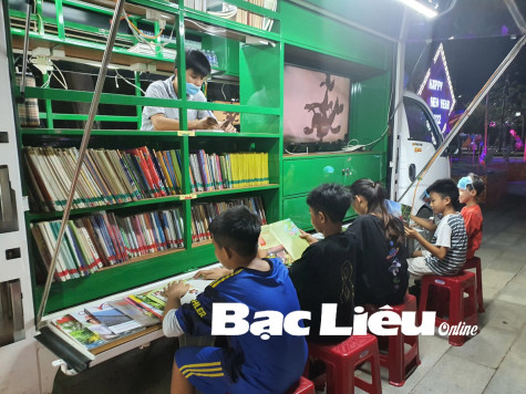 Xe thư viện lưu động phục vụ tại Quảng trường Hùng Vương