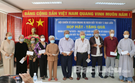 Tặng quà hội viên Hội Chiến sĩ cách mạng bị địch bắt tù đày
