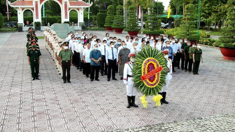 Cà Mau dâng hoa, dâng hương báo công Bác Hồ, tri ân các Anh hùng liệt sĩ