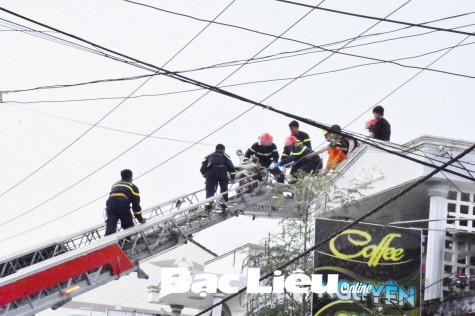 Vi phạm khoảng cách an toàn điện lưới 22KV, hai người bị bỏng trong lúc sửa nhà