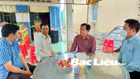 Lãnh đạo huyện Hòa Bình thăm, hỗ trợ gia đình hai mẹ con bị sét đánh tử vong khi đi bắt nghêu