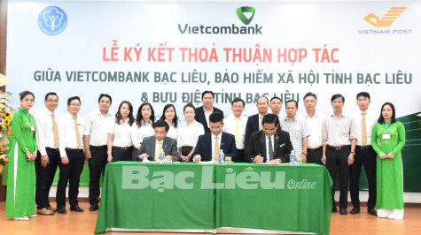 Ngân hàng Vietcombank - Chi nhánh Bạc Liêu ký kết thỏa thuận hợp tác với Bảo hiểm xã hội tỉnh và Bưu điện tỉnh
