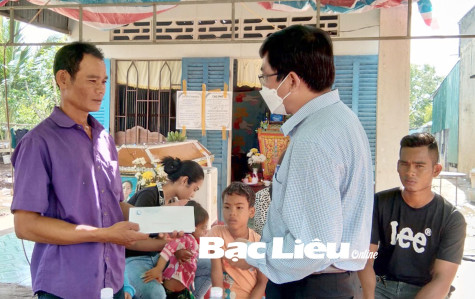 Sở LĐ-TB&XH và Ban Dân tộc - Tôn giáo tỉnh:​ Thăm hỏi, hỗ trợ gia đình hai mẹ con bị sét đánh tử vong khi đi bắt nghêu ven biển