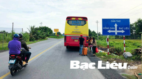 Dừng xe đón, trả khách ngay trên ngã ba Quốc lộ