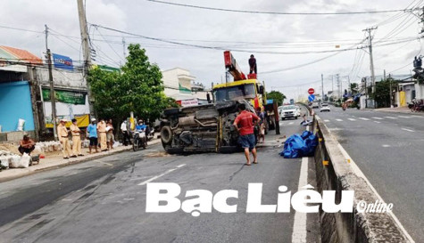 Huyện Vĩnh Lợi: Ô tô mất lái lao lên dải phân cách