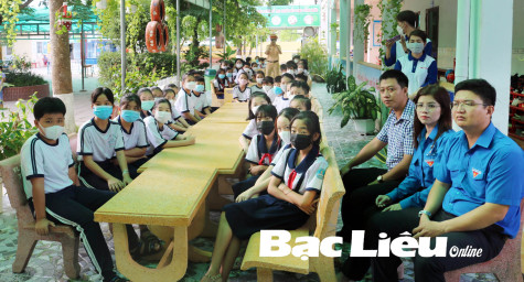 Tuyên truyền an toàn giao thông gắn với tuần tra kiểm soát, xử lý vi phạm