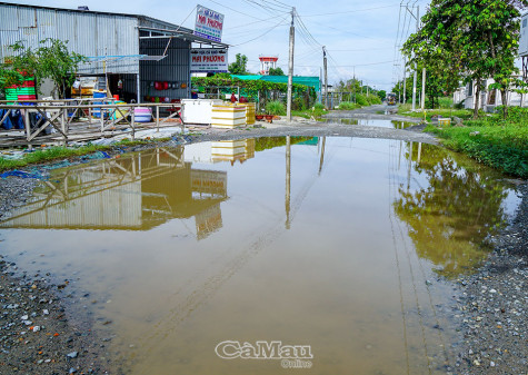 Những con đường nắng bụi, mưa lầy