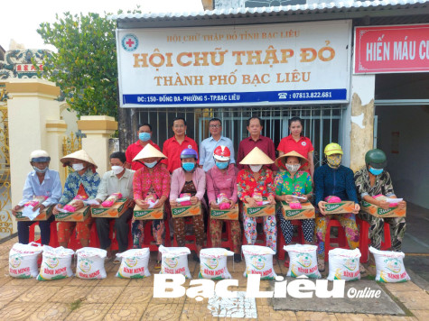 Hội Chữ thập đỏ TP. Bạc Liêu trao quà cho người nghèo nhân Tháng nhân đạo năm 2022